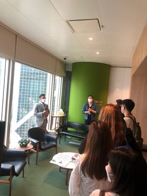 Bloomberg Anchor David Ingles introduced the news production process to the attending relations and marketing specialists.