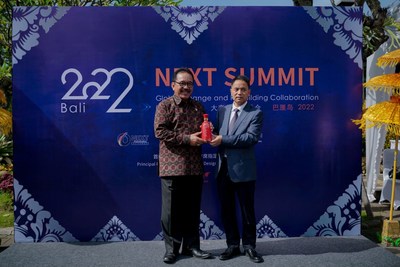 Photo shows Oka Artha Ardhana Sukawati, deputy governor of Bali Province, Indonesia jointly holding a bottle of Red Xifeng with Guo for photo taking.
