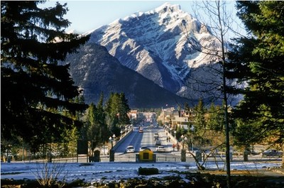 Lgende : L'avenue Banff dans la ville de Banff, avec le mont Cascade du parc national Banff en arrire-plan 
Source : Parcs Canada/B. Wrobleski (Groupe CNW/Parcs Canada)