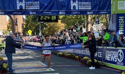 Everett Hackett of Hartford wins the 2022 Eversource Hartford Marathon on October 8.
