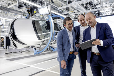 Mercedes-Benz and Microsoft: New MO360 Data Platform makes car production more efficient, resilient and sustainable - (f.l.t.r.) Judson Althoff, Executive Vice President and Chief Commercial Officer of Microsoft, Jan Brecht, Chief Information Officer of Mercedes-Benz Group AG, Jörg Burzer, Member of the Board of Management of Mercedes-Benz Group AG, responsible for Production & Supply Chain Management