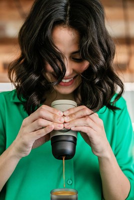 Prepare seu café em qualquer lugar com a Minipresso NS2. O processo perfeito e a compatibilidade com cápsulas eliminam a dificuldade de preparar um espresso perfeito em qualquer situação.