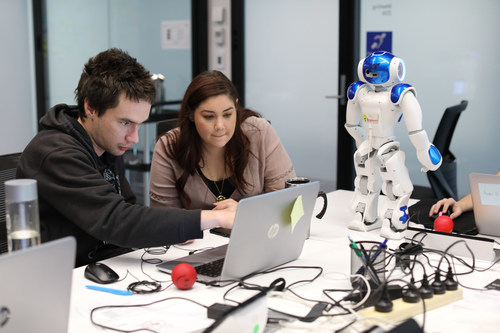 Coordinadora del programa DXC Dandelion, Felicia Vozza, trabajando con Daniel, participante de DXC Dandelion (Crédito: DXC) (CNW Group/DXC Technology Company) Coordinadora del programa DXC Dandelion, Felicia Vozza, trabajando con Daniel, participante de DXC Dandelion (Crédito: DXC) (CNW Group/DXC Technology Company)