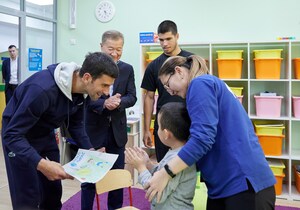 Des stars du tennis visitent le centre Asyl Miras à Astana