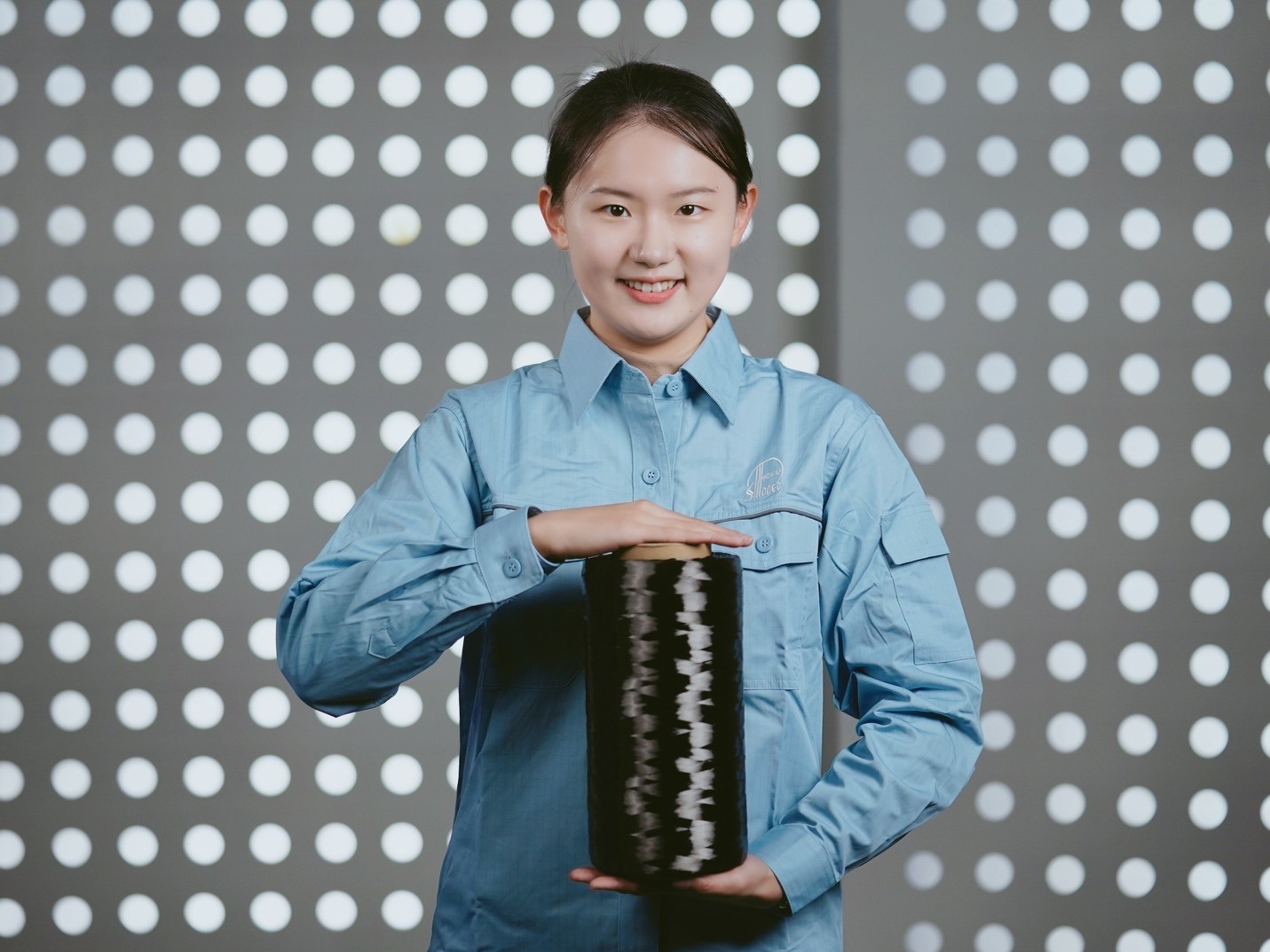 Sinopec produce el primer lote de fibra de carbono de tejido grande de China