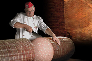 The largest ever giant mortadella in the Big Apple: 661 lbs in weight 6.4 ft in length, the Italian excellence to delight thousands of gourmet enthusiasts