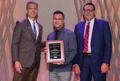 NCPA’s 2022 Willard B. Simmons Independent Pharmacist of the Year Award Presentation
Left to Right: B. Douglas Hoey, NCPA CEO, Pharmacist, MBA; Ken Thai, PharmD (winner); and Mike McBride of Upsher-Smith.