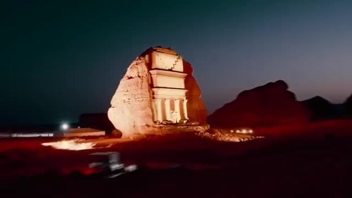 Lichtskulpturen erscheinen auf dem Himmel über dem antiken UNESCO-Weltkulturerbe Hegra in AlUla, der majestätischen Wüstenstadt im Nordwesten Arabiens