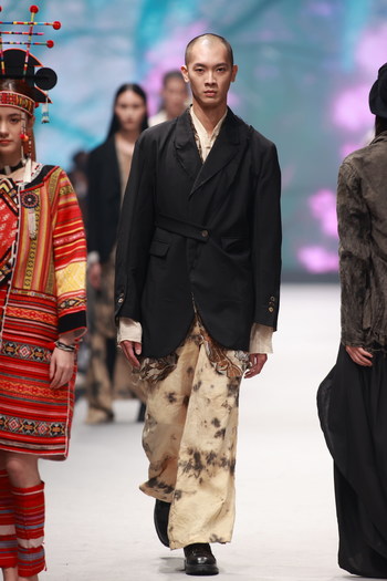 Chia-Hung Su, dye the traditional hand-woven fabric from the Lihang Studio of the Atayal tribe led by Yuma Taru, as well as the slow production method, to discuss his own identification with Taiwanese culture. (PRNewsfoto/Taipei Fashion Week)