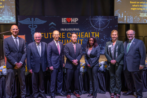 เมื่อวันที่ 13 ตุลาคม การประชุมสุดยอดอนาคตด้านสุขภาพของ IEHP ได้จัดประชุมผู้นำด้านการดูแลสุขภาพชั้นนำและผู้นำทางความคิดมากกว่า 100 คนที่สำนักงานใหญ่ของแผนประกันสุขภาพเพื่อแบ่งปันกลยุทธ์การเร่งรัดสนับสนุนสำหรับระบบสุขภาพที่บูรณาการและยั่งยืนมากขึ้น  ภาพจากซ้ายไปขวา: ดร.มาร์ค กาลี เลขาธิการหน่วยงานด้านสุขภาพและบริการมนุษย์ของแคลิฟอร์เนีย;  ผู้เขียนและนักอนาคตด้านการดูแลสุขภาพ Ian Morrison;  ประธานและผู้ก่อตั้ง MEDIS, LLC Dr. Michael Barr;  หัวหน้าเจ้าหน้าที่คุณภาพ IEHP ดร. เอ็ดเวิร์ด จูห์น;  มหาวิทยาลัยแคลิฟอร์เนีย โรงพยาบาลและคลินิกระบบ หัวหน้าแผนกสุขภาพ ความหลากหลาย และการรวม ดร. เมเดลล์ บริกส์-มาลอนสัน;  ประธานฝ่ายกลยุทธ์ HC2 และประธานร่วมด้านสุขภาพของผู้มีส่วนได้ส่วนเสีย Dora Barilla;  และประธานเจ้าหน้าที่บริหาร IEHP Jarrod McNaughton