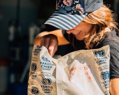 Cervejeiros celebram as mulheres e os indivíduos não binários no setor de cerveja e álcool com a Pink Boots Blend anual do Yakima Chief Hops. Parte das vendas é doada para os fundos de bolsas de estudos da Pink Boots Society. Crédito da foto: Wicked Barley Brewing