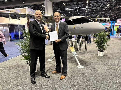 Electra Chief Product Officer Marc Ausman and Welojets Founder Alfredo Lisdero sign LOI agreement at NBAA-BACE, October 18, 2022.