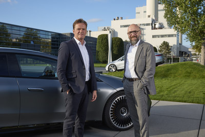 Mercedes-Benz CTO Markus Schaefer meets Rock Tech CEO Markus Bruegmann to seal C$ 2billion lithium hydroxide supply deal (CNW Group/Rock Tech Lithium Inc.)