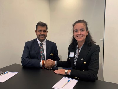 Rahul V Podaar, director general de Shakti Plastics Industries, e Yvonne van der Laan, vicepresidenta ejecutiva de LyondellBasell, después de firmar el memorando de entendimiento Rahul V Podaar, director general de Shakti Plastics Industries, e Yvonne van der Laan, vicepresidenta ejecutiva de LyondellBasell, después de firmar el memorando de entendimiento