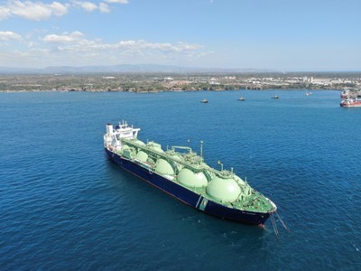 The Energía del Pacífico integrated LNG-to-power project comprises a permanently moored FSRU, a 1.8-km subsea pipeline, a 378-megawatt natural gas-fired power plant, and a 44-km electric transmission line, connecting the power plant’s output to the Central American Electrical Interconnection System and strengthening the region’s electric grid. Port of Acajutla, El Salvador, April 2022.