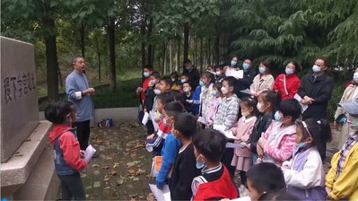 Students reciting Xunzi (Hsun-Tzu) - Exhortation to Learning under the guidance of an instructor.
