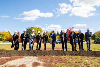 Polish & Slavic FCU President/CEO Bogdan Chmielewski, Village of Algonquin President Debby Sosine and Laura Schock, District Director for House of Representatives Member Sean Casten, together with members of the PSFCU Board of Directors and Supervisory Committee break ground at the site of the future PSFCU branch in Algonquin, IL