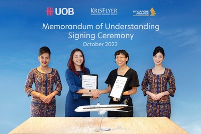Ms Jacquelyn Tan (centre left), UOB Head of Group Personal Financial Services with Ms JoAnn Tan (centre right), SIA Senior Vice President, Marketing Planning at the signing of the UOB-SIA strategic regional partnership MOU