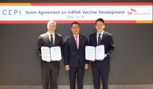 (from left) Richard Hatchett, CEO of CEPI, Park Min-soo, Second Vice Minister of the Ministry of Health and Welfare (MOHW), Chang Won (Andrew) Chey, Vice Chairman of SK discovery at the signing ceremony at Grand Walkerhill Seoul on October 25, 2022.