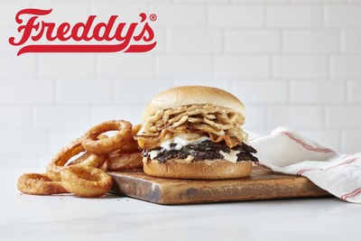 Freddy's French Onion Steakburger avec rondelles d'oignon