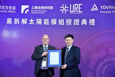 ITRI Executive Vice President Alex Y.M. Peng (right) received the TÜV certification from TÜV Rheinland Expert Michael Kroeger (left).