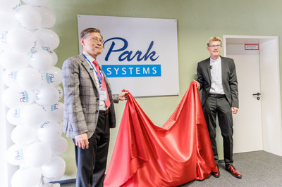 Sang-il Park (CEO von Park Systems) und Stephan Ferneding (CEO von Accurion) öffnen gemeinsam den Vorhang für das neue Logo