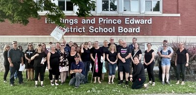 CUPE Education Workers standing in front of the exterior of the school board. (CNW Group/Unifor)