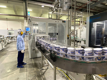 The capacity of the UK's production lines in the Vietnam Powdered Milk Factory reaches nearly 23,000 products every hour (PRNewsfoto/Vinamilk)