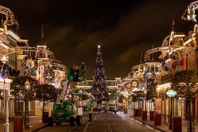 Wondrous décor brings holiday cheer to Magic Kingdom Park on Nov. 2 and kicks off the multi-day transformation at Walt Disney World Resort in Lake Buena Vista, Fla. (Courtney Kiefer, photographer)