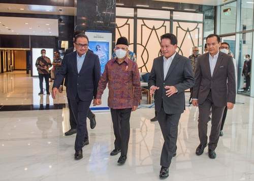 Vice President Ma'ruf Amin accompanied by President Director of Bank Syariah Indonesia Hery Gunardi (second right), Compliance & HR Director of Bank Mandiri Agus Dwi Handaya (left) and Principal Representative Office of BSI Dubai Dian Faqihdien Suzabar when visiting Dubai Representative Office of PT Bank Syariah Indonesia Tbk.