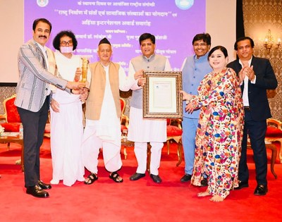 Sanjay Ghodawat receives the Ahimsa International Award from Mr Bhagat Singh Koshyari, Governor of Maharashtra