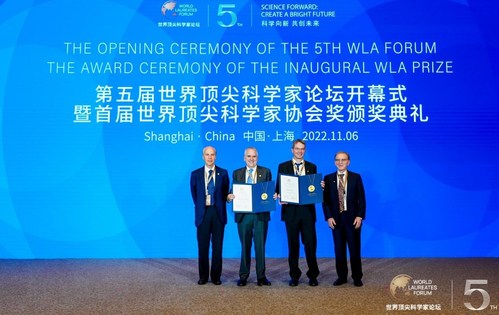 Dos ganadores del Premio WLA recibieron medallas en la ceremonia Inaugural del Premio WLA del quinto Foro Mundial de Laureados el 6 de noviembre. (PRNewsfoto/World Laureates Association(WLA))