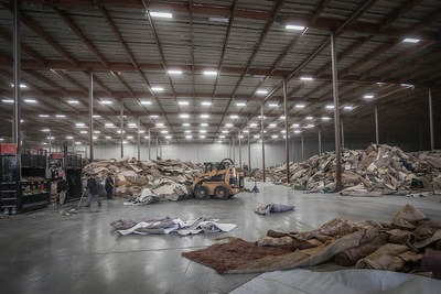 Des travailleurs de Circular Polymers by Ascend,  Lincoln, en Californie, transforment des tapis post-consommation en polymres recycls de grande qualit. Depuis 2018, Circular Polymers a dtourn 85 millions de livres de dchets des sites d'enfouissement. (PRNewsfoto/Ascend Performance Materials)