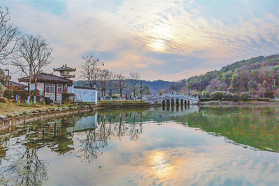 Visitors walk through the East Lake National Wetland Park in Wuhan, Hubei province, in February. ZHANG LIEWEN/FOR CHINA DAILY