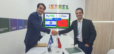 Moundir Zniber, CEO Gaia Energy (left) and Talmon Marco, CEO H2Pro shake hands on an agreement at the Israel Pavilion at the UN COP27 climate conference in Sharm el-Sheikh, Egypt,
on November 8, 2022. (Courtesy, H2Pro) (PRNewsfoto/H2Pro)