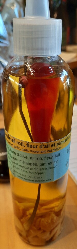 Avis de ne pas consommer l'huile assaisonnée ail rôti, fleur d'ail et piment fort fabriquée par l'entreprise Verger Champêtre - gîte &amp; compagnie inc.