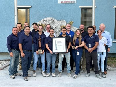 Pennsuco Quarry Team accepts Sentinels of Safety Award.