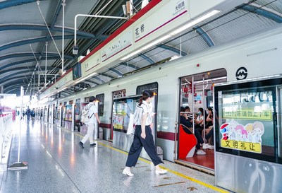 Foto mostra estação Huaqiao da linha 11 do metrô de Xangai na zona de desenvolvimento econômico de Kunshan Huaqiao. (PRNewsfoto/Xinhua Silk Road)