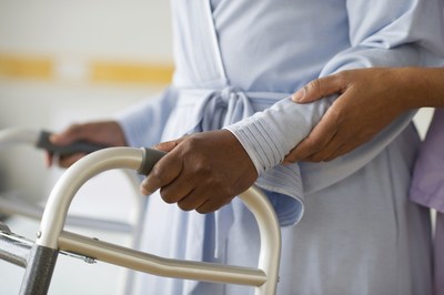 Les chutes reprsentent 85 % de toutes les hospitalisations lies  des blessures chez les personnes ges. (Groupe CNW/Medline Canada, Corporation)