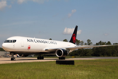 Air Canada a annoncé aujourd’hui que Bolloré Logistics est devenu le premier client d’Air Canada Cargo à adhérer au programme de voyages Laisser moins, qui offre aux entreprises clientes et aux clients des services de fret des options efficaces pour compenser ou réduire leurs émissions de gaz à effet de serre (GES) liées aux voyages d’affaires ou à l’acheminement du fret, et réduire ainsi leur empreinte carbone. (Groupe CNW/Air Canada)