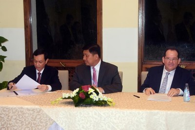 FAR LEFT: H.E. Chuop Paris, Under Secretary of State and REDD+ National Focal Point, Cambodian Ministry of Environment

MIDDLE: H.E. Dr. Say Samal, Cambodian Minister of Environment

FAR RIGHT: Gerald Prolman, CEO, Everland