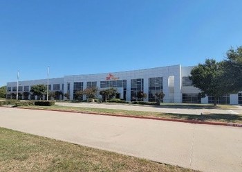 SK Signet планирует реконструировать существующее здание в Плано, штат Техас, в качестве своего первого в США завода по производству быстрых зарядных устройств для электромобилей (EV). Изображение выше представляет собой визуализацию ожидаемого внешнего дизайна.
