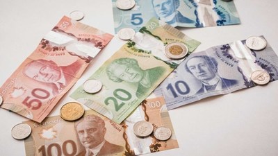 Canadian currency on a table. (CNW Group/Unifor)