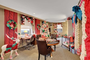 “Cozy Christmas” suite at Hilton Chicago