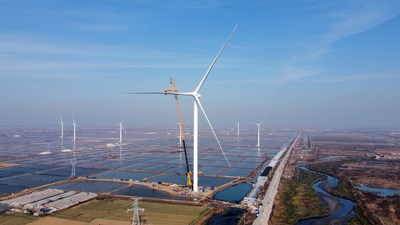 La XCA2600, la grue tout-terrain la plus puissante au monde, conçue par XCMG, établit un nouveau record de levage éolien. (PRNewsfoto/XCMG)