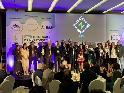 Cerimônia de premiação do Global Water Drinks Award de 2022 (PRNewsfoto/Yili Group)