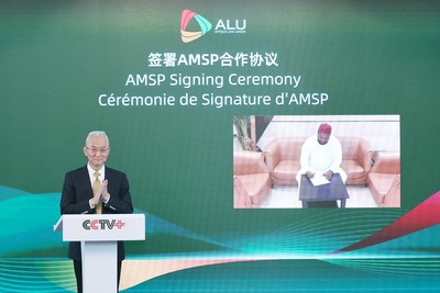 Teng Yunping assinou o acordo de cooperação na AMSP com o CEO da Tchad 24. (PRNewsfoto/CCTV+)