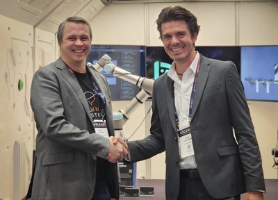 Gary Calnan, CEO of CisLunar (left) and Dave Coleman, CEO of PickNik Robotics (right). (PRNewsfoto/PickNik Robotics)