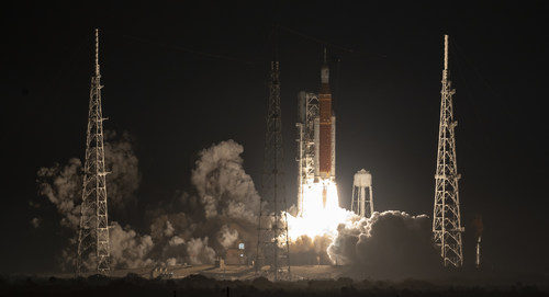 NASA’s Space Launch System rocket carrying the Orion spacecraft launches on the Artemis I flight test, Wednesday, Nov. 16, 2022, from Launch Complex 39B at NASA’s Kennedy Space Center in Florida. NASA’s Artemis I mission is the first integrated flight test of the agency’s deep space exploration systems: the Orion spacecraft, Space Launch System (SLS) rocket, and ground systems. SLS and Orion launched at 1:47 a.m. EST, from Launch Pad 39B at the Kennedy Space Center. Photo Credit: (NASA/Bill Ingalls)