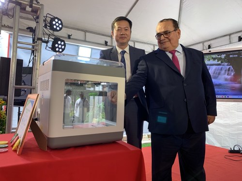 Chen Yongcan e Wilson Miguel apertaram juntos o botão de ligar da Sermoon V1. (PRNewsfoto/CREALITY 3D)